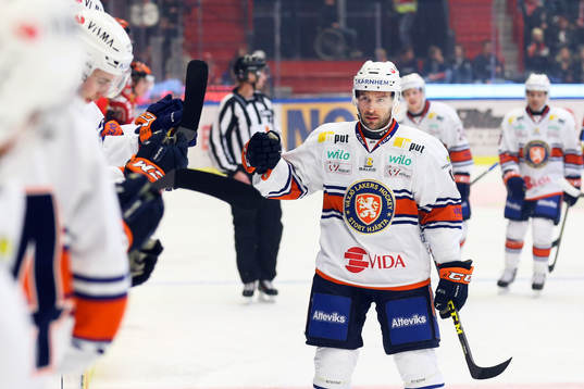 Växjös Josh Hennessy jublar