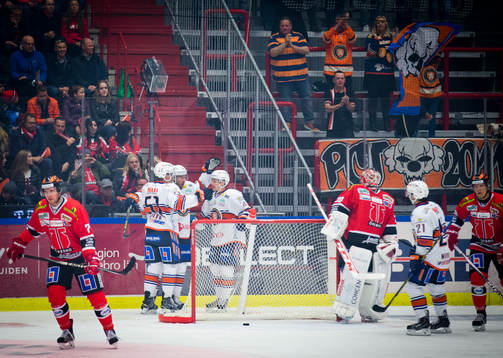 Växjös Josh Hennessy gör 0-1 och jublar