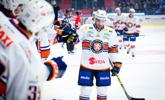 Växjös Josh Hennessy gör 0-1 och jublar