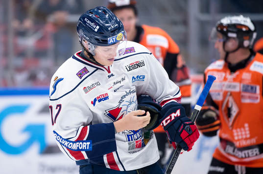 Linköpings Henrik Törnqvist torkar sig om munnen