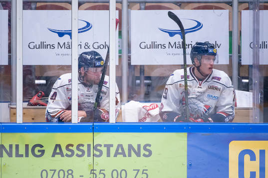 Linköpings Jonas Junland och Gabriel Carlsson sitter i en