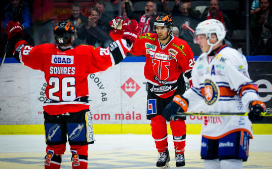 Örebros Greg Squires gör 2-2 och jublar med Martin