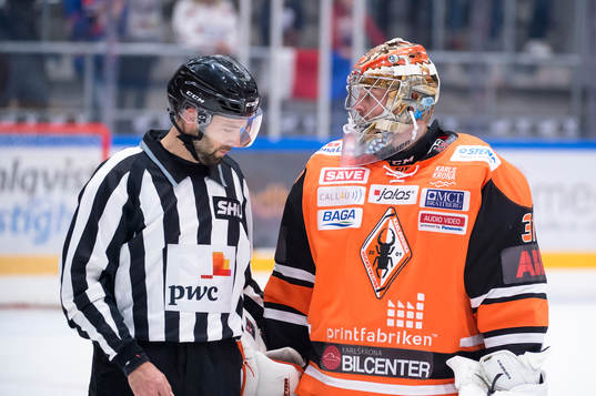 Karlskronas målvakt Patrick Galbraith pratar med en domare