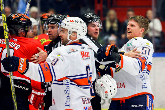Örebros Johan Wiklander och Växjös Joey Crabb