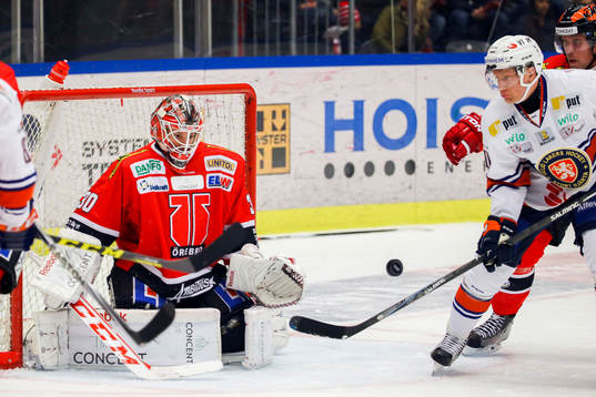 Växjös Richard Gynge och Örebros målvakt Henrik Lundberg