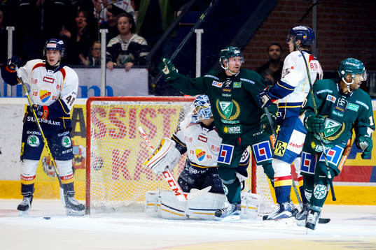 Färjestads Robbie Earl firar kvitteringen till 2-2