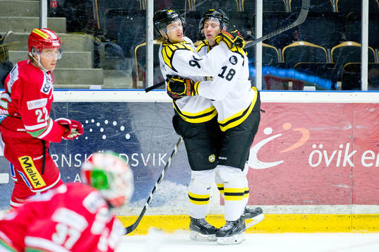 Brynäs Oskar Lindblom och Anton Rödin jublar