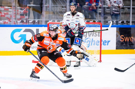 Karlskronas Victor Löfstedt  täcker ett skott