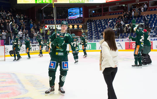 Färjestads Joel Eriksson Ek gör sig redo för intervju