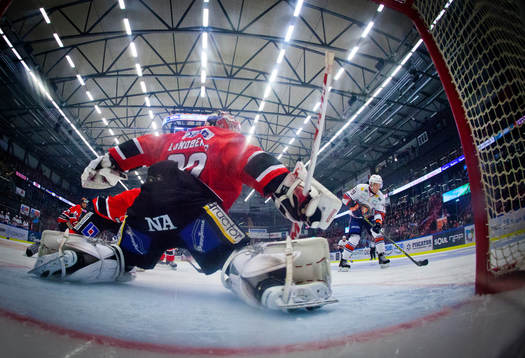 Växjös Patrik Lundh gör 0-2 på Örebros målvakt Henrik