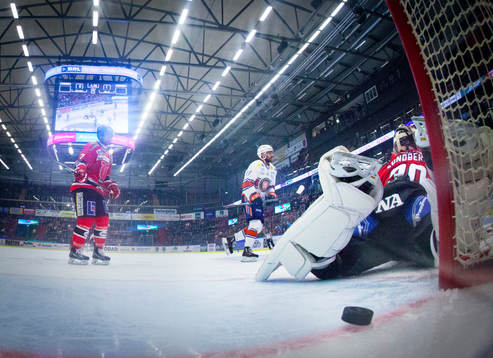 Växjös Patrik Lundh gör 0-2 på Örebros målvakt Henrik