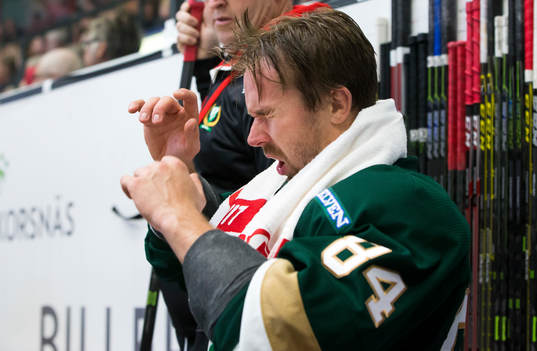 Färjestads Tomas Skogs har ont och lämnar senare isen