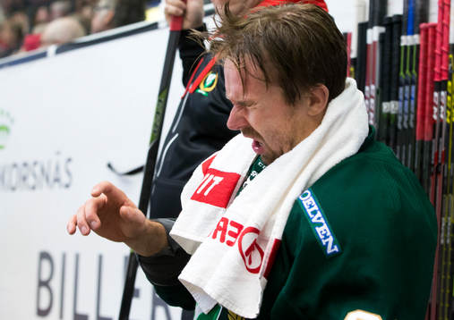 Färjestads Tomas Skogs har ont och lämnar senare isen