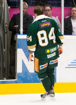 Färjestads Tomas Skogs har ont och lämnar  isen