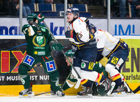 Färjestads Tomas Skogs får en vridning i armen och