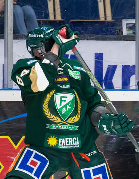 Färjestads Tomas Skogs får en vridning i armen och