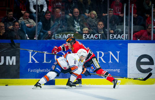 Växjös Ville Varakas tacklar Örebros Daniel Viksten