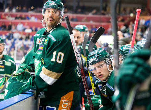 Färjestads Robbie Earl  och Johan Ryno  i båset