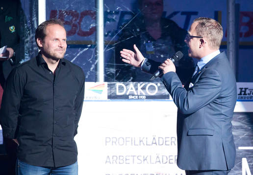 Färjestads förre spelare Greger Artursson uppvaktas före