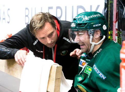 Färjestads Tomas Skogs har ont och tas omhand av