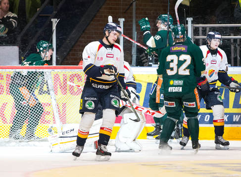 Färjestads Johan Ryno jublar