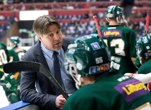 Färjestads ass.tränare Anders Karlsson coachar i båset