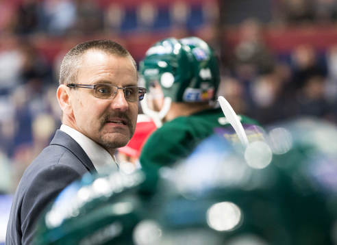 Färjestads tränare Tommy Samuelsson cochar i båset