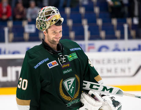 Färjestads målvakt Lars Haugen med mask i pannan ler