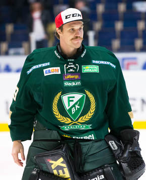 Färjestads målvakt Justin Pogge med keps på huvudet