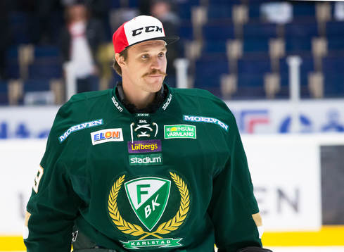 Färjestads målvakt Justin Pogge med keps på huvudet