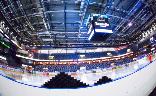 Matchpuckar med interiör av Löfbergs arena i bakgrunden