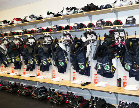 I Djurgårdens omklädningsrum i Löfbergs Arena hänger