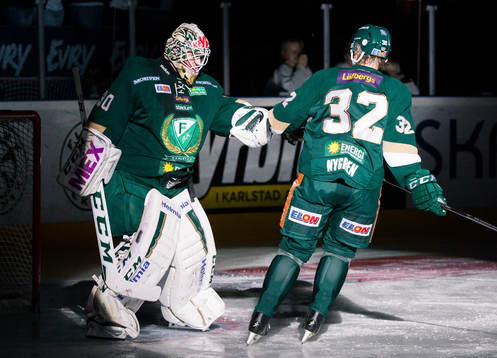 Färjestads målvakt Lars Haugen och Magnus Nygren vid line