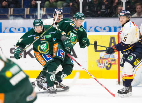 Färjestads Tomas Skogs och Joakim Nygård kolliderar och