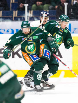 Färjestads Tomas Skogs och Joakim Nygård kolliderar och