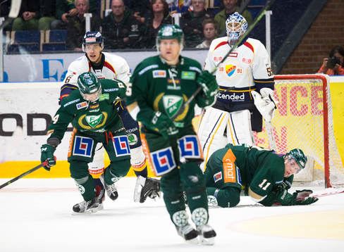 Färjestads Tomas Skogs och Joakim Nygård kolliderar och