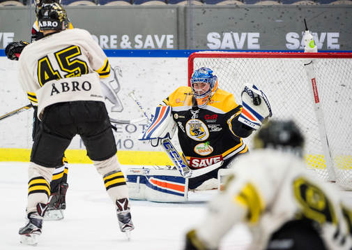 Panterns målvakt Viktor Andrén plockar pucken framför