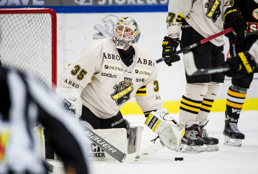 s målvakt Robin Rahm med pucken