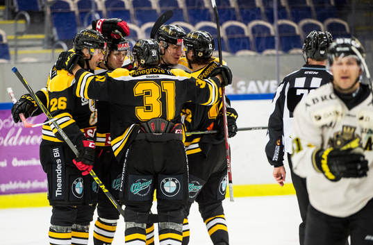 Panterns spelare jublar åt Fredrik Händemarks 2-0