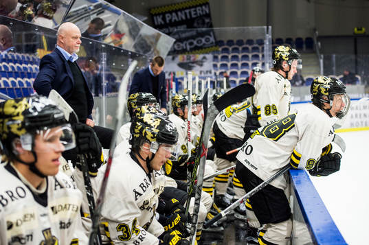 s tränare Roger Melin deppar med spelarna
