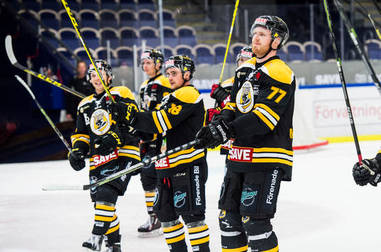 Panterns Patrik Magnusson jublar med lagkamraterna