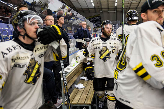 s tränare Roger Melin deppar med spelarna