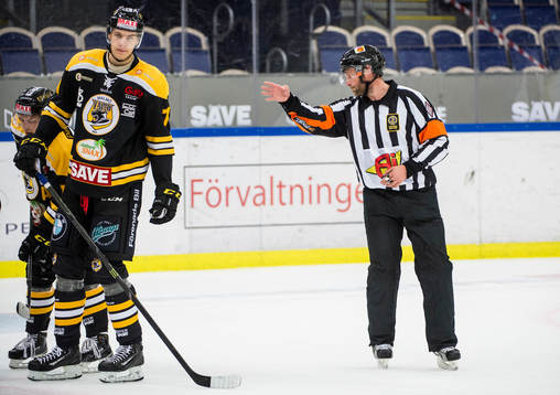 Domaren Robin Karlsson pekar med hela handen mot Panterns