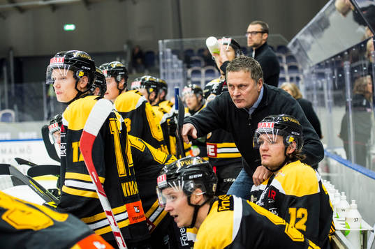 Panterns tränare Stephan Lundh pratar med Robin Dahse