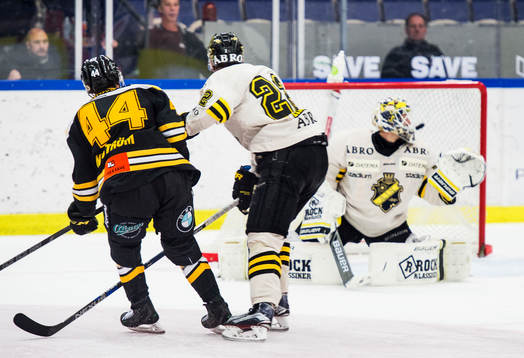 s Jonathan Léman försöker hindra Panterns Erik Nyström