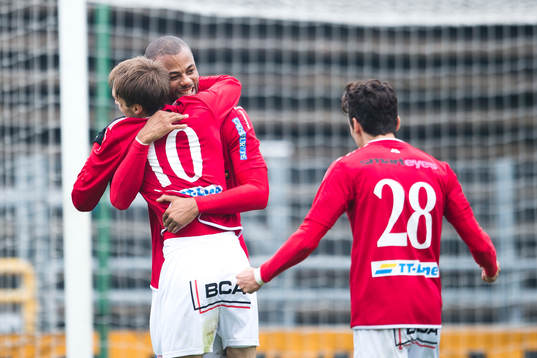 Trelleborgs Salif Camara Jönsson gratulerar Zoran Jovanovic