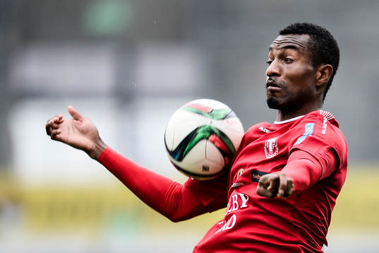 Trelleborgs Roger Thompson bröstar ner bollen