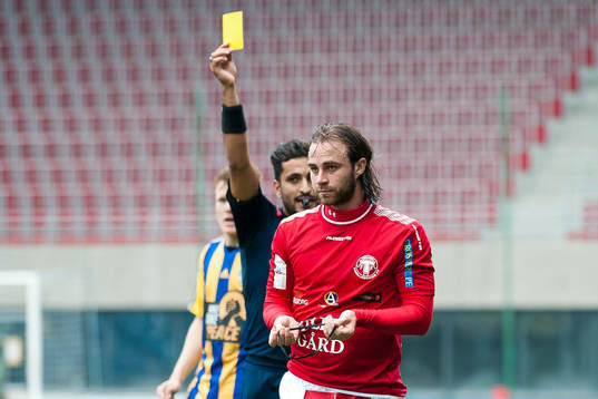 Trelleborgs Robin Jacobsson får gul kort av domaren