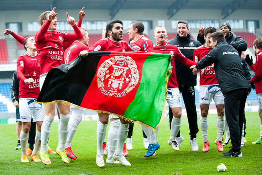 Trelleborgs spelare med Trelleborgs flagga