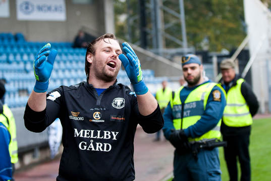 Trelleborgs målvakt Fredrik Persson jublar